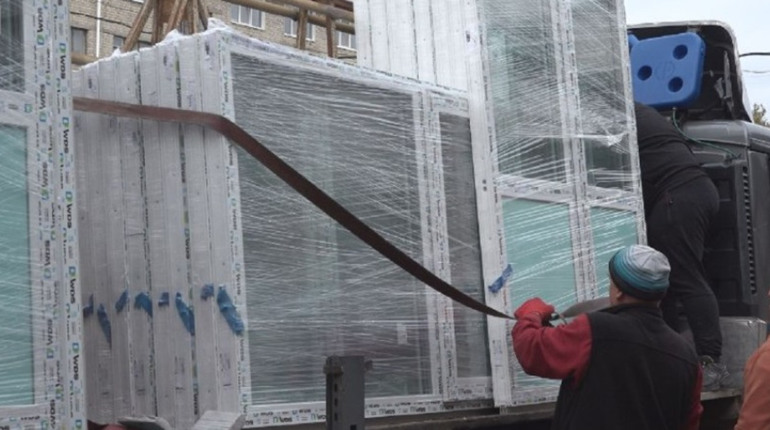 У Лозовій замість пошкоджених обстрілами вікон видають нові енергозберігаючі склопакети. Хто отримав