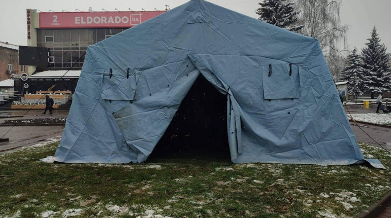 У Дрогобичі біля фонтану облаштували перший пункт обігріву. Фото