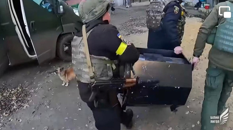 Курахівські "Білі Янголи" допомагають підготуватися до зими мешканцям прифронтових територій