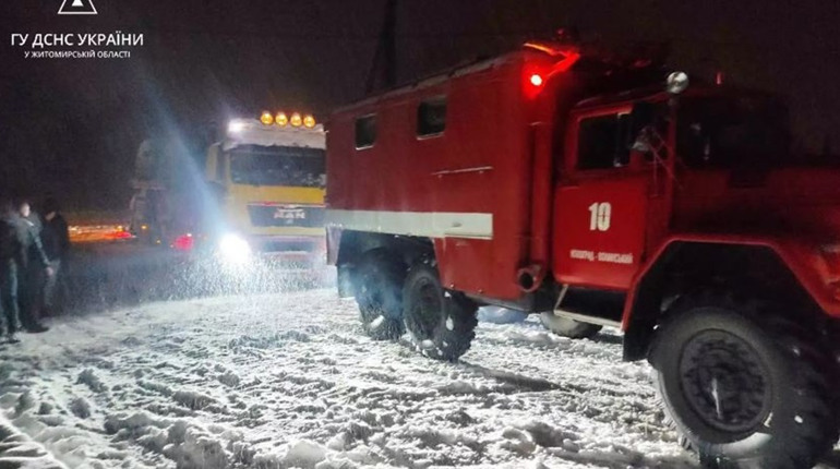 Потрапили в снігову пастку: рятувальники витягували три вантажівки у нашому районі