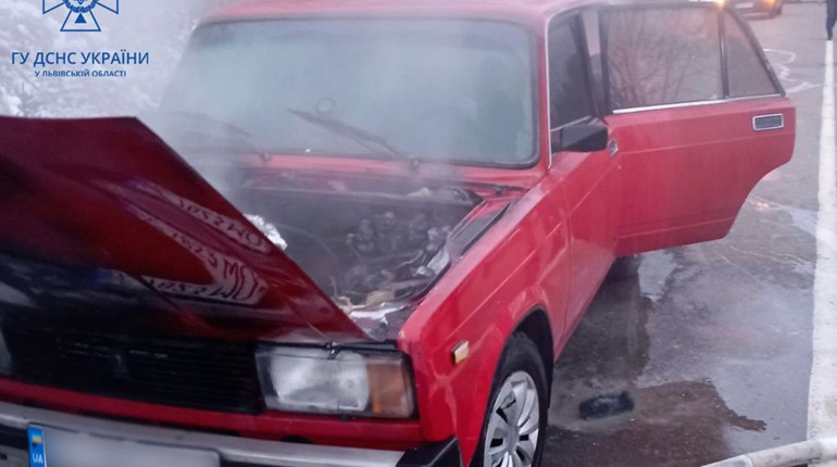 У Стебнику загорівся автомобіль: пожежу гасили вогнеборці