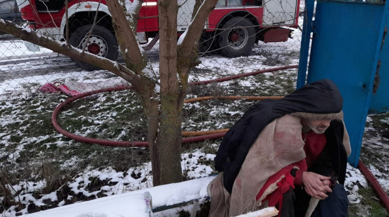 Пожежа на Сарненщині: рятувальники евакуювали чоловіка з палаючої будівлі