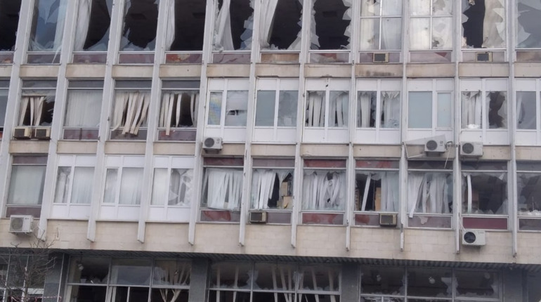 Російські військові обстрілюють житлові будинки у Херсоні. Є загиблі та поранені