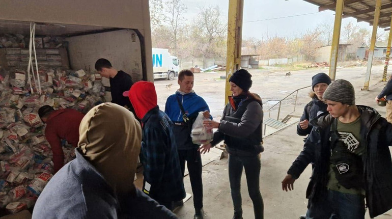 На деокуповану частину Херсонщини везуть медобладнання, ліки, пічки, генератори, воду