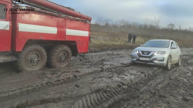 На дорозі життя у Василівці застрягло близько 100 машин