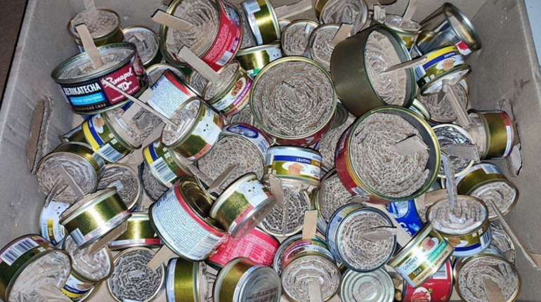 Волонтери Южного виготовляють бліндажні свічки для військових