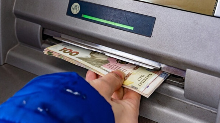 Де можна зняти готівку в умовах блекауту