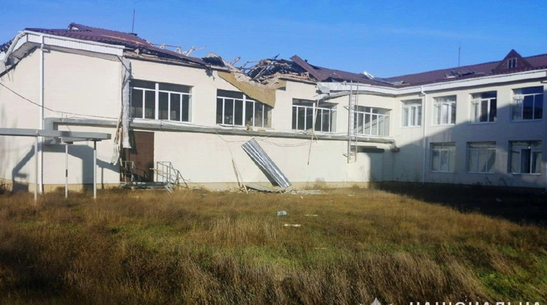 Ворог обстріляв ліцей у Гуляйполі: пошкоджений дах та вікна