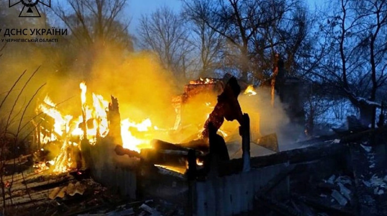 На Чернігівщині під час пожежі власного будинку постраждав чоловік