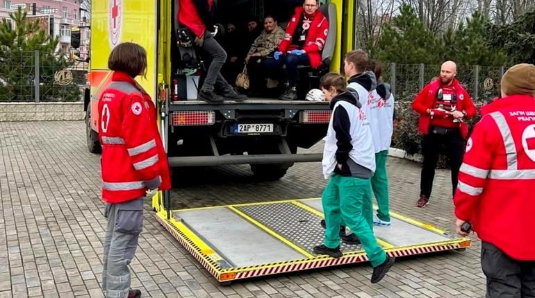 З Херсону евакуювали 100 пацієнтів обласного закладу з надання психіатричної допомоги