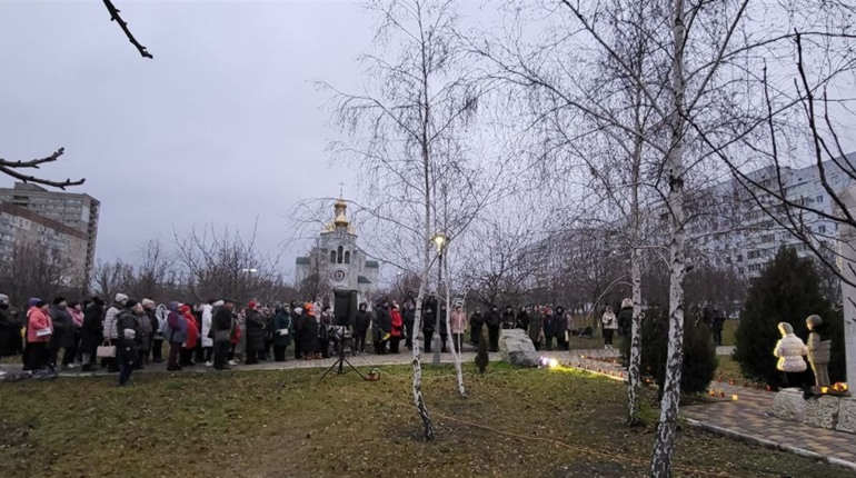 Мітінг-реквієм відбувся біля пам’ятного знаку жертвам голодомору в Южноукраїнську. Сумний репортаж