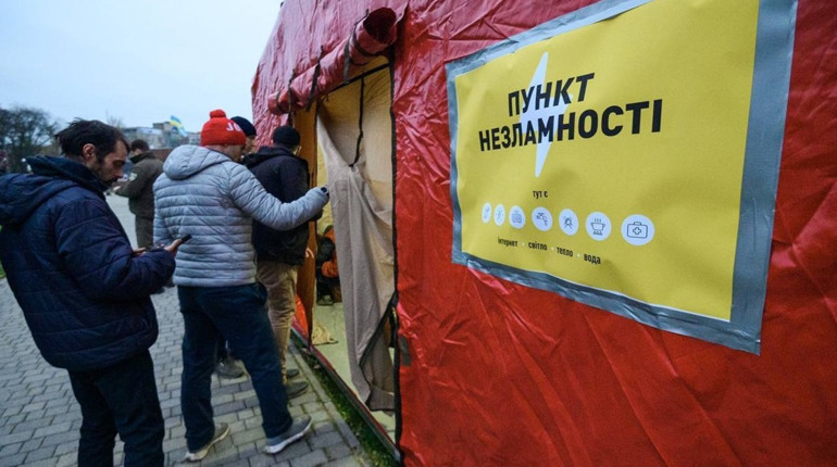 Розгортання “Пунктів незламності”, розмінування і ремонти доріг: життя деокупованої Херсонщини