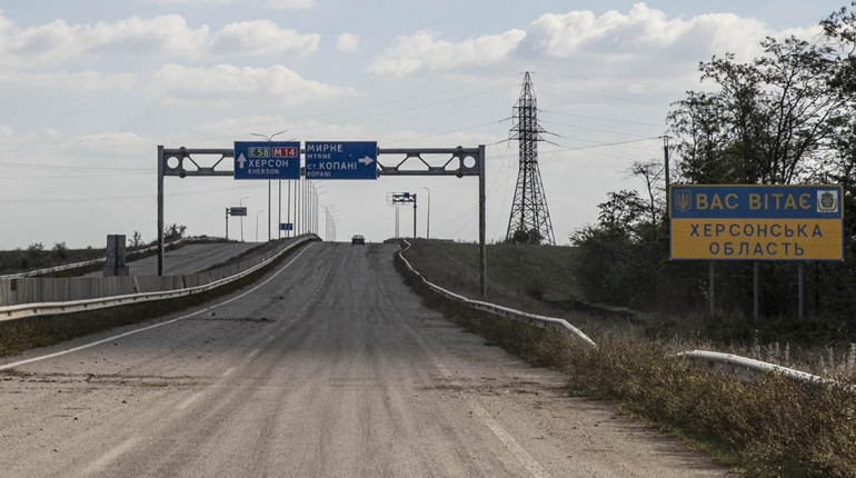 На деокупованій частині Херсонщини 14 бригад розчищають дороги, ремонтують мости і переправи