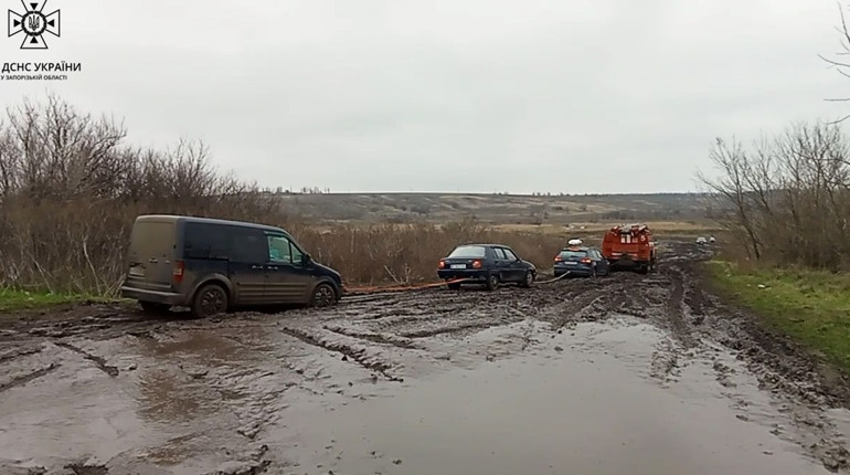 За Василівкою з розмитої дощами дороги рятувальники витягли за добу 45 автомобілів. Фото і відео