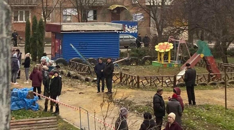Окупанти завдали удар по Кураховому: снаряд впав на дитячий майданчик. Відео