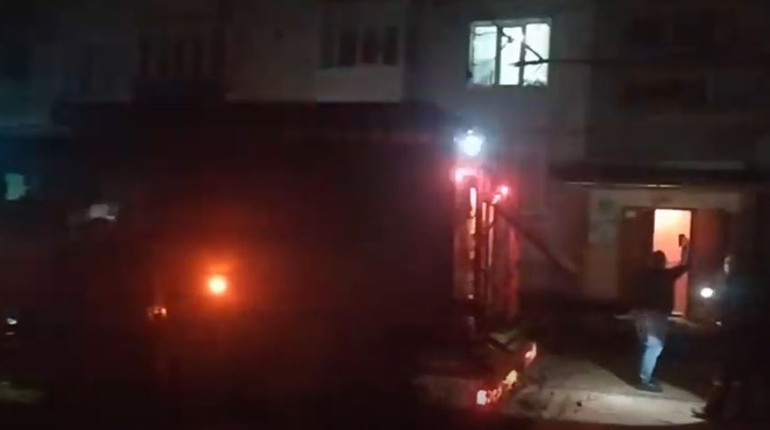 Потрібно знайти підлітків, які в Первомайську кинули димову шашку в під’їзд житлового будинку