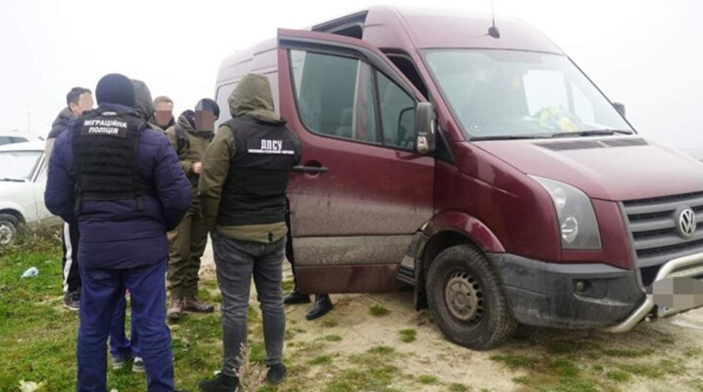 На Кременеччині викрили групу осіб, котра переправляла чоловіків призовного віку через кордон