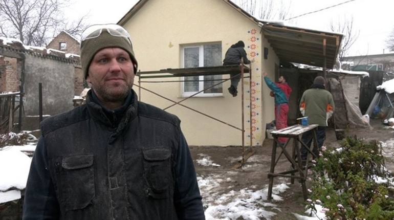 У Чернігові волонтери відбудували житло для сестер-пенсіонерок, які жили у курнику