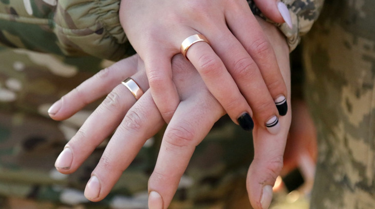 Побралися в окопах. В зруйнованій Мар’їнці одружилися українські десантники