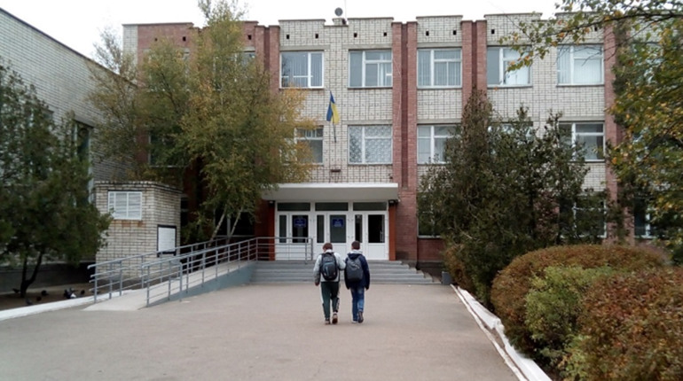 Погрожував учителям "підвалом"