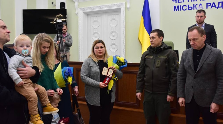 Родини загиблих Героїв-азовців Віталія Трухана та Валентина Пармьонова отримали державні нагороди
