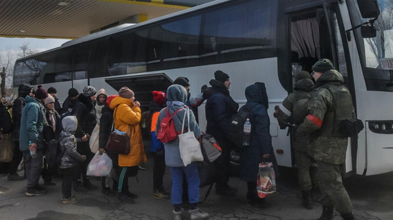 Росіяни продовжують евакуацію з Херсонщини. З яких міст вивозять людей