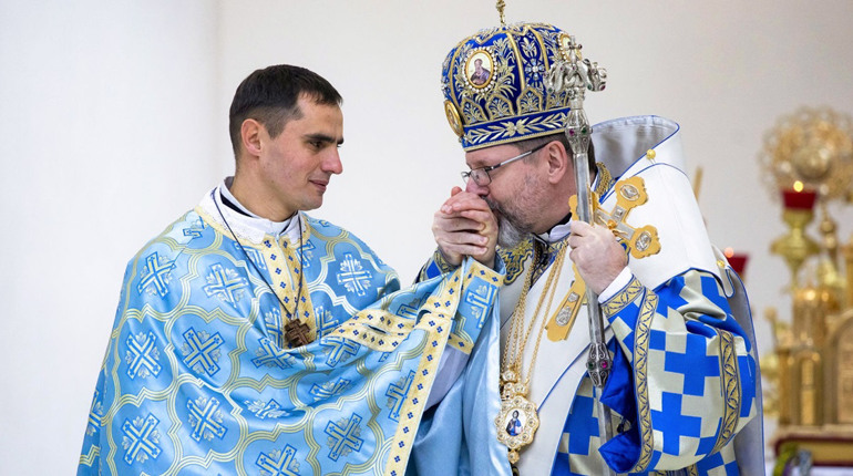 Глава УГКЦ поцілував руку звільненого з окупованої Сірогозщини священика Олександра Богомаза