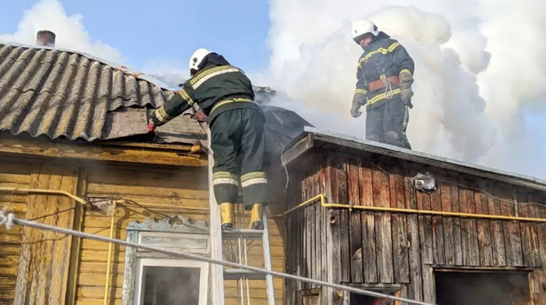 У Шосткинській громаді від вогню рятували житловий будинок (відео)