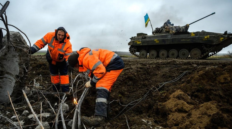 На деокупованій Херсонщині 32 бригади енергетиків відновлюють зруйновані лінії енергопостачання