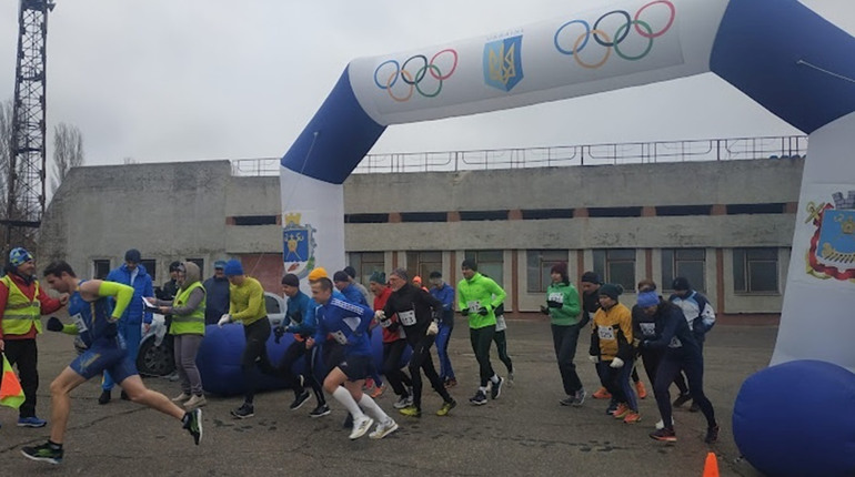 «Рух до ПЕРЕМОГИ»: в Южноукраїнську більш як 50 атлетів бігало на підтримку української армії