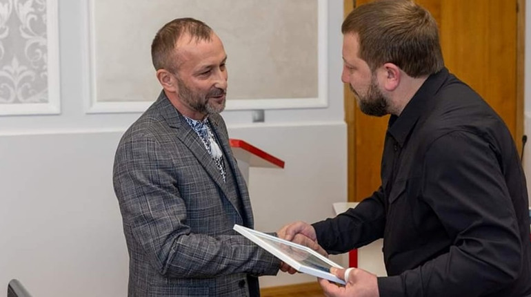До Дня волонтера відзначили директора навчального закладу з Кременеччини