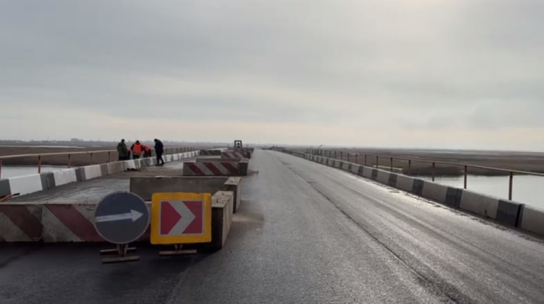 Окупанти відремонтували міст на Арабатську стрілку: тепер є альтернативний шлях на Крим. Фото, відео