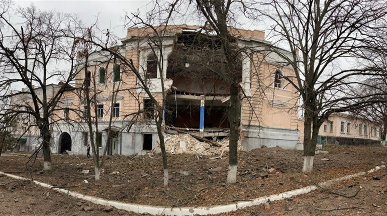 Російські військові у Купʼянську знищили будинок культури та продовольчі склади
