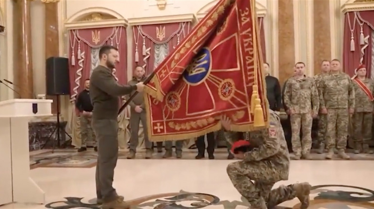 Символ честі та доблесті: Президент нагородив бойовим прапором 15 бригаду артилерійської розвідки