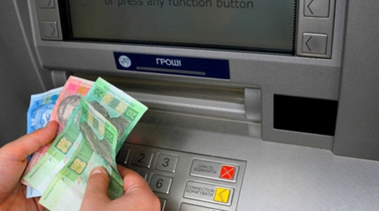 Десять набільших банків України скасували тарифи за зняття готівки із картки іншого банку