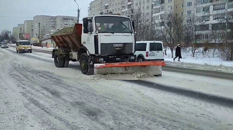 У Дрогобичі ліквідовують наслідки снігопаду: задіяли 6 одиниць спецтехніки