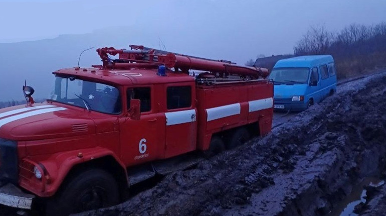 12 автівок вибралися з окупованого півдня України розмитою дощами “дорогою життя”: як це було