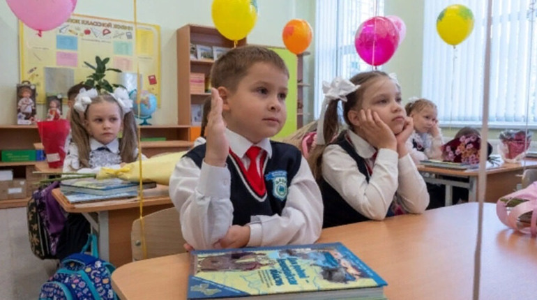У Генічеську викликають до школи батьків, діти яких згадують про Україну