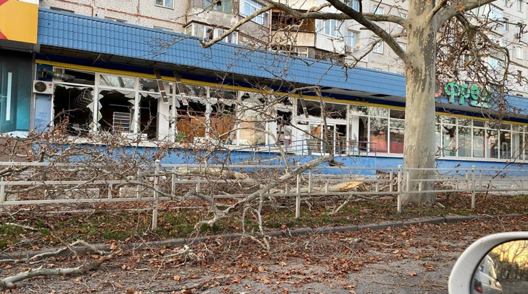 Внаслідок учорашніх обстрілів Херсона загинуло двоє осіб, ще 10 отримали поранення, — поліція