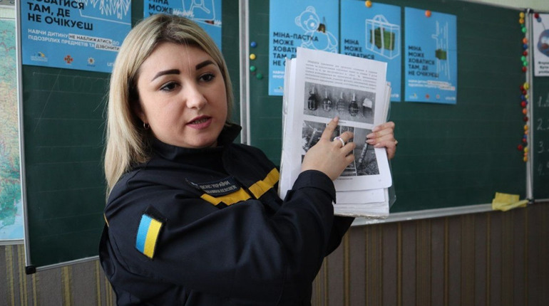 Що робити, якщо раптом наступили на міну: рятувальники Первомайщини навчають в школах