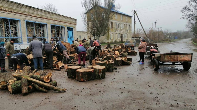 Жителів Херсонщини забезпечують не тільки гумдопомогою, а й безкоштовними дровами