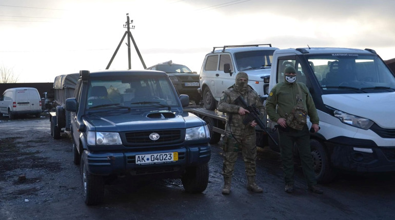 Підприємці та жителі Балтської громади відправили автівки та маскувальні сітки захисникам Бахмута
