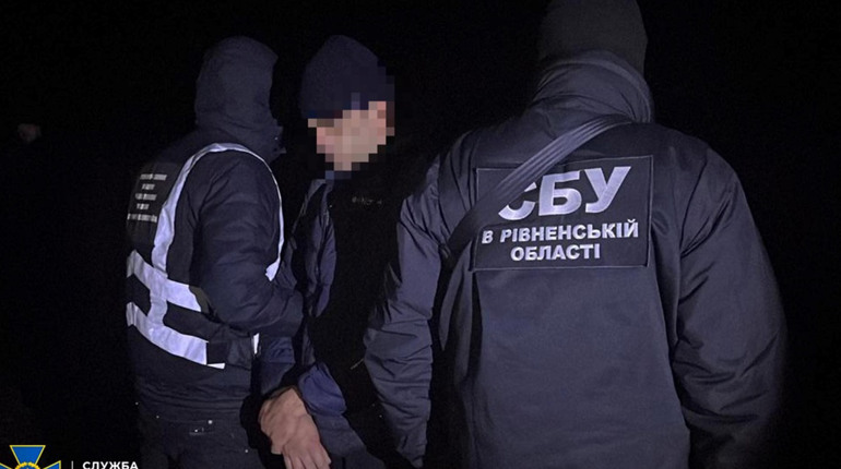 $4 тисячі за перетин кордону: СБУ Рівненщини викрила схему втечі «ухилянтів» з країни
