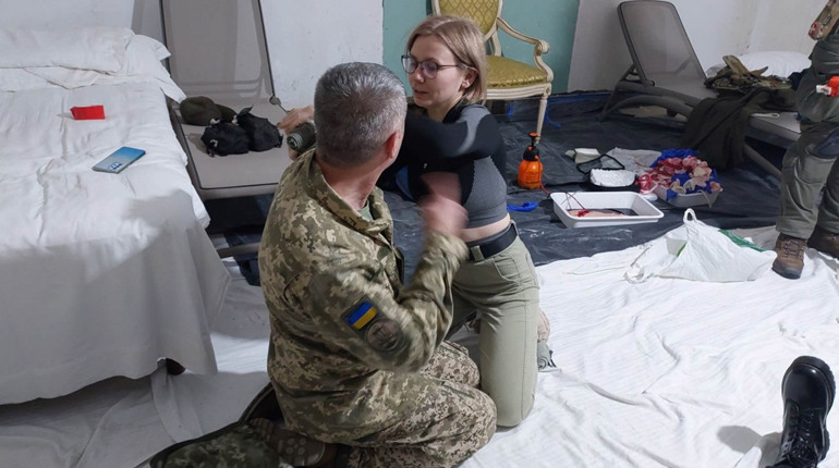 Залишитися живим та виконати завдання — алгоритм роботи журналіста на війні: тренінг від Фонду 24.02
