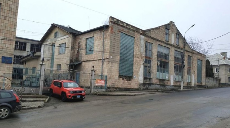У Чорткові продають «з молотка» майно колишнього лікеро-горілчаного заводу