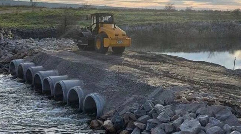 На деокупованій Херсонщині розчищають дороги і відбудовують зруйновані переправи