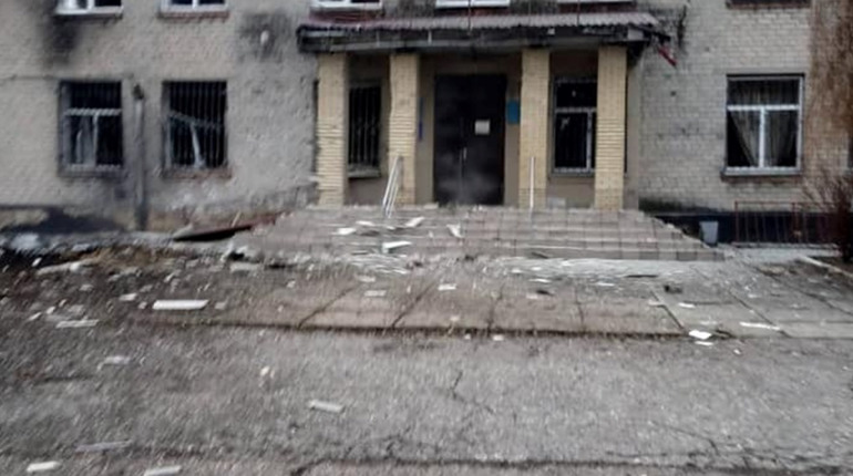 У Максимільянівці окупанти обстріляли сільську раду і поранили одну людину
