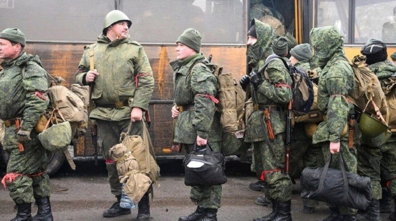 "Чмобікі" зі зброєю втекли з Луганщини і здалися у Підмосков'ї. Що на них чекає в Росії