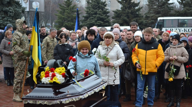 Небо плакало разом з людьми, проводжаючи в останню путь воїна Віталія Андрушківа. Фоторепортаж