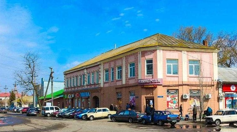 Окупаційна влада заборонила цивільним паркуватися біля адмінбудівель Генічеська